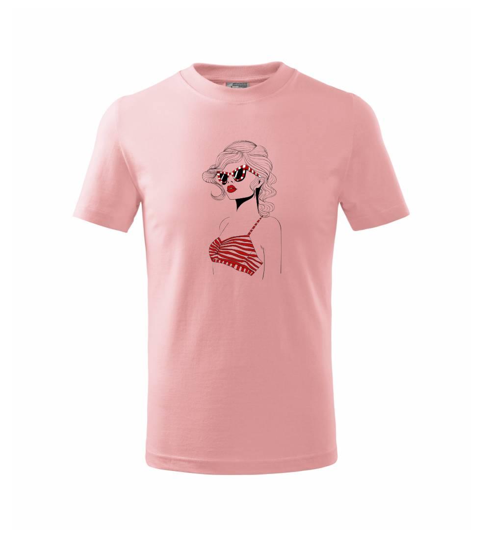 Dívka s červenými plavkami