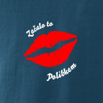 Začalo to polibkem