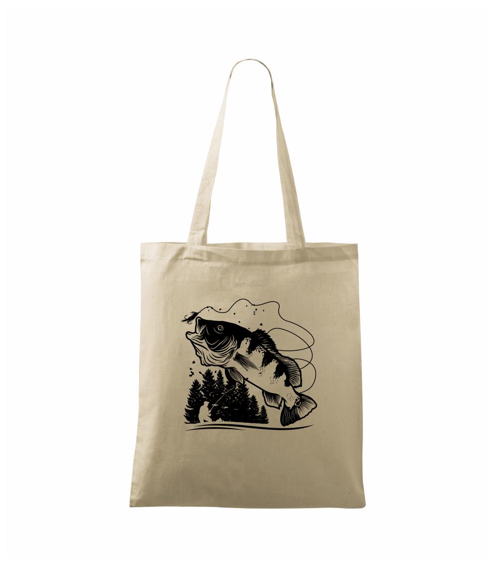 Rybář na břehu rybníka muškaří