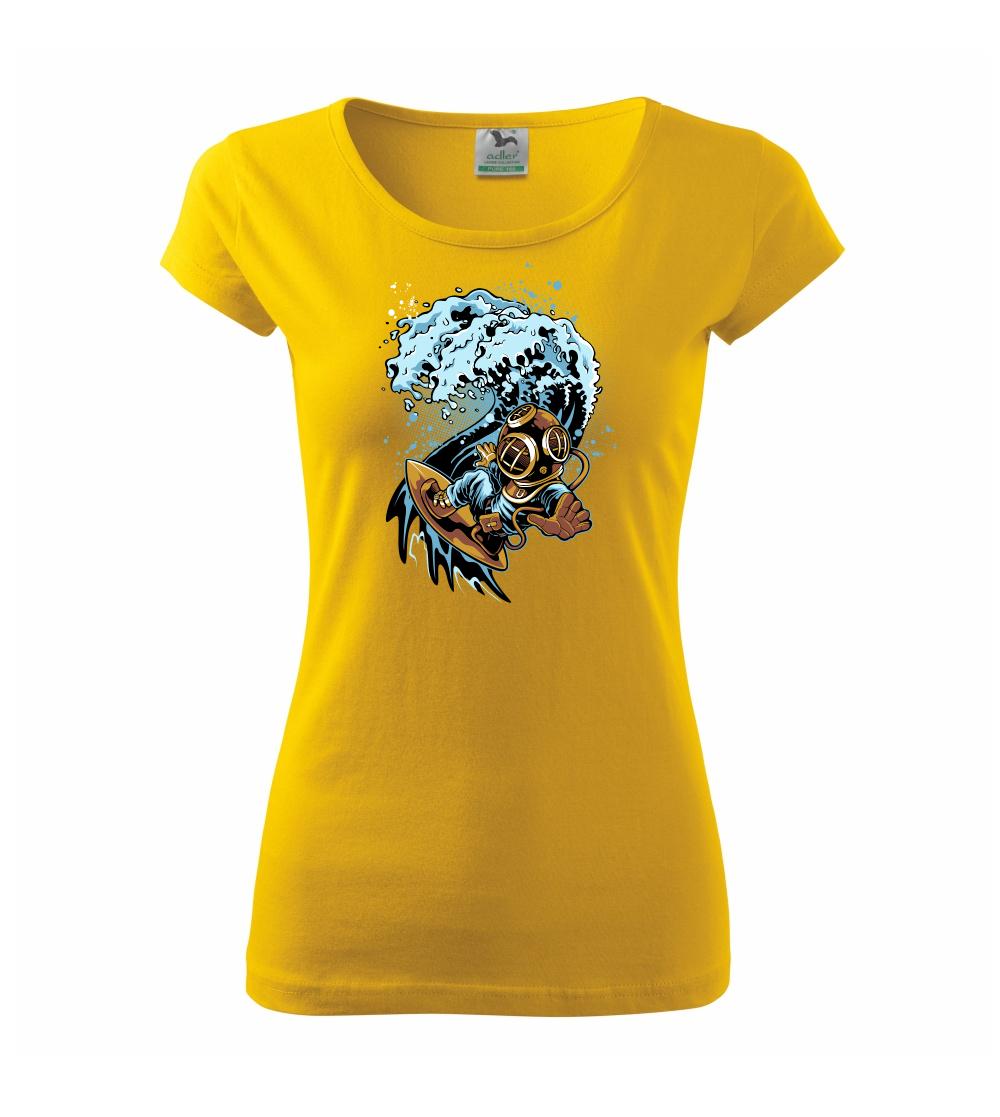 Surfující potápěč