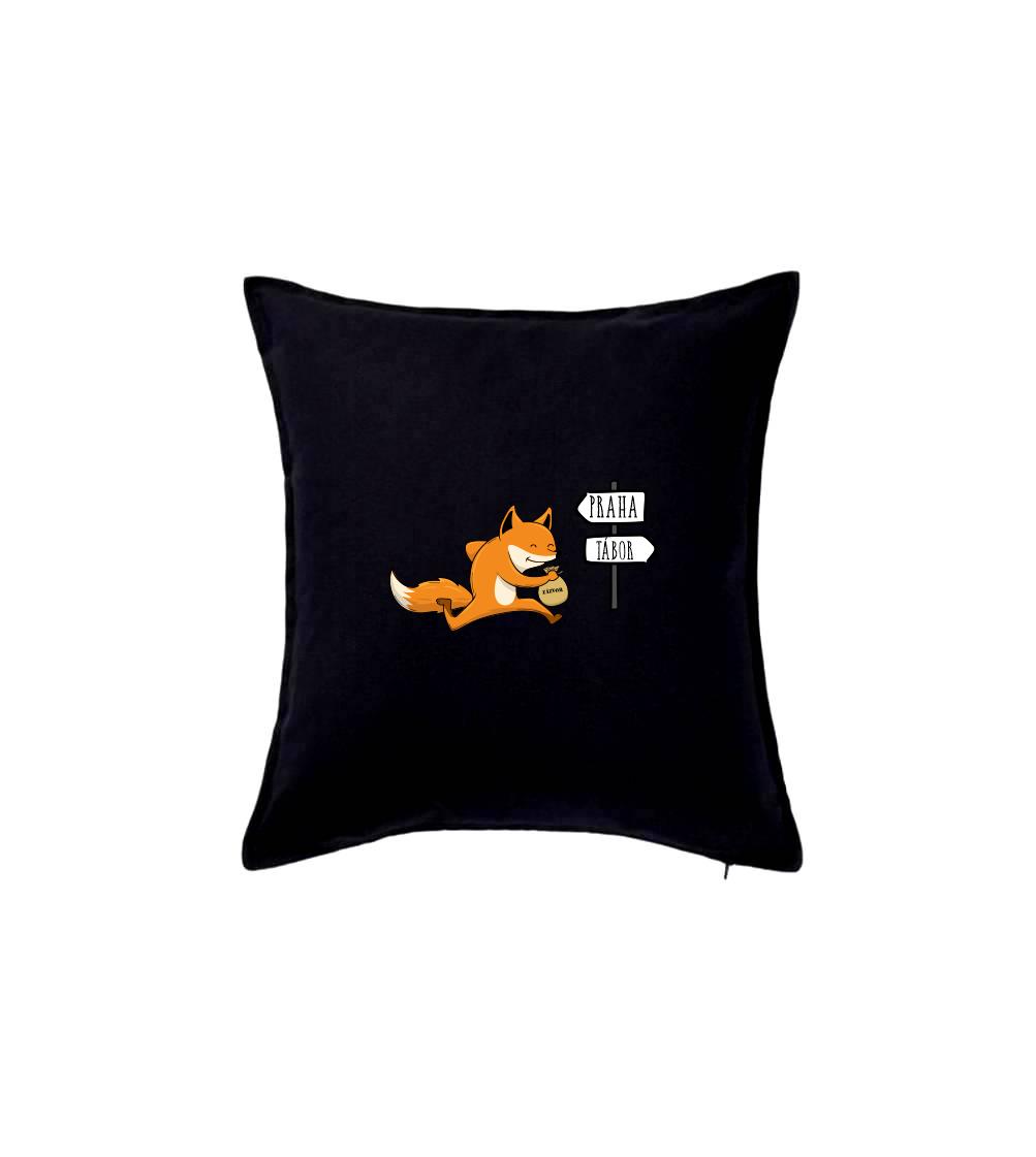 Běží liška k táboru