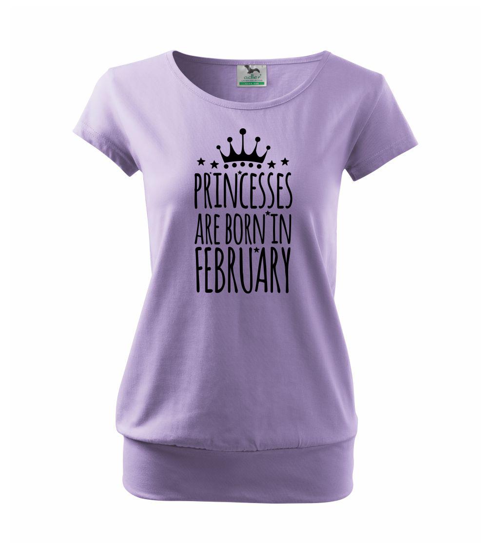 Princesses are born in February - Volné triko city