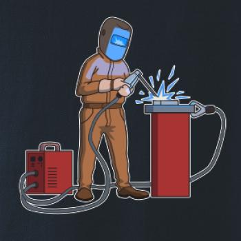 Svářeč pracuje
