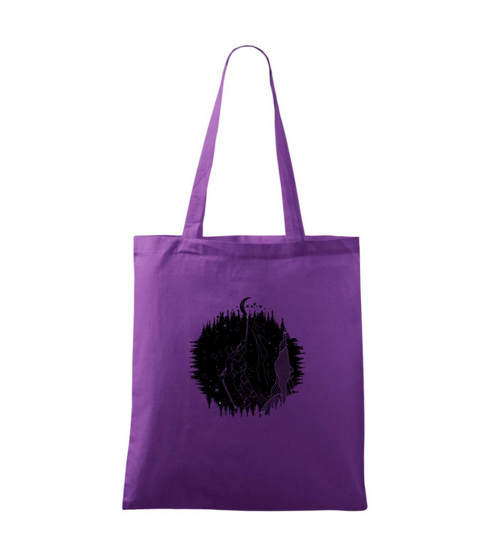 Turista v noční krajině