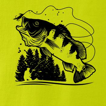 Rybář na břehu rybníka muškaří