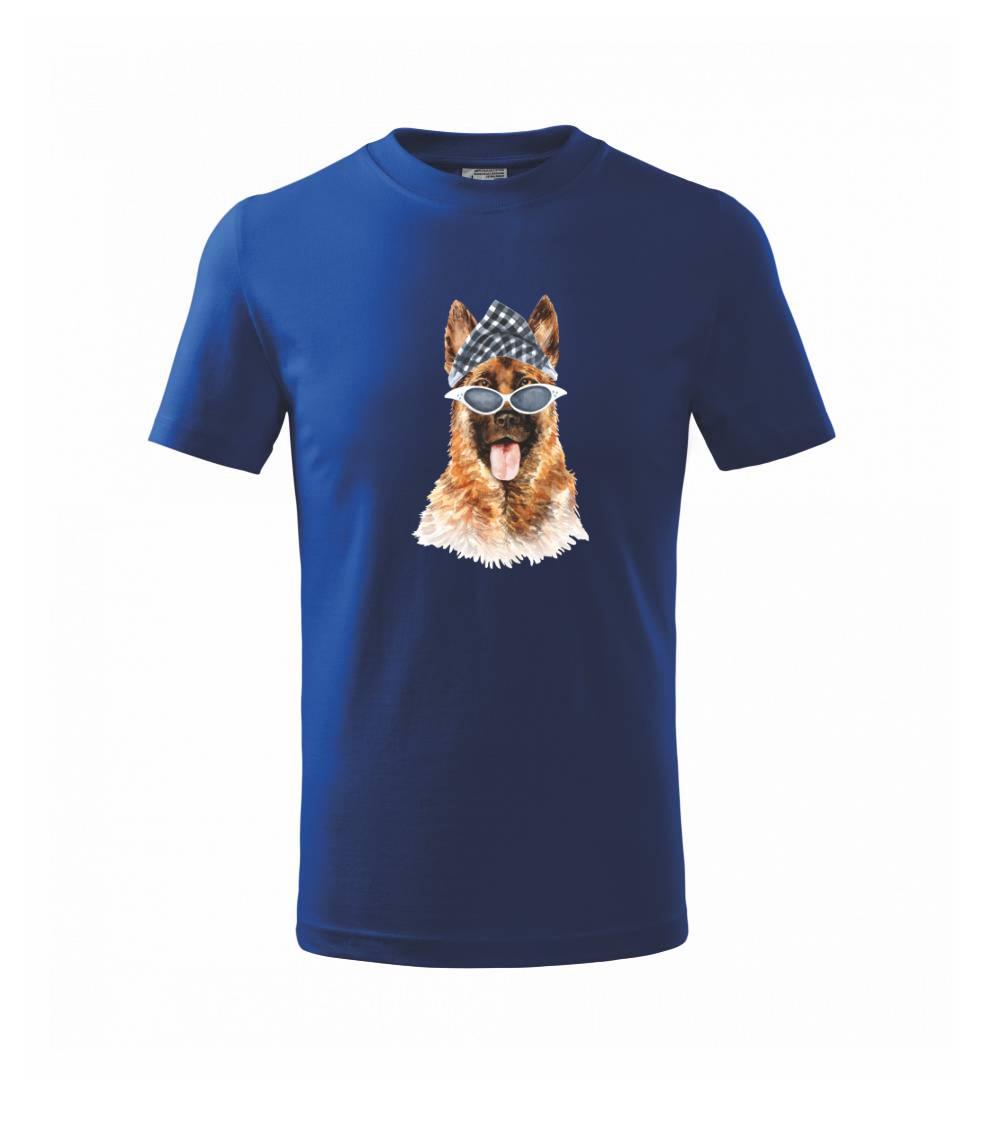 German shepherd se šátkem