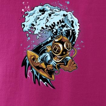 Surfující potápěč