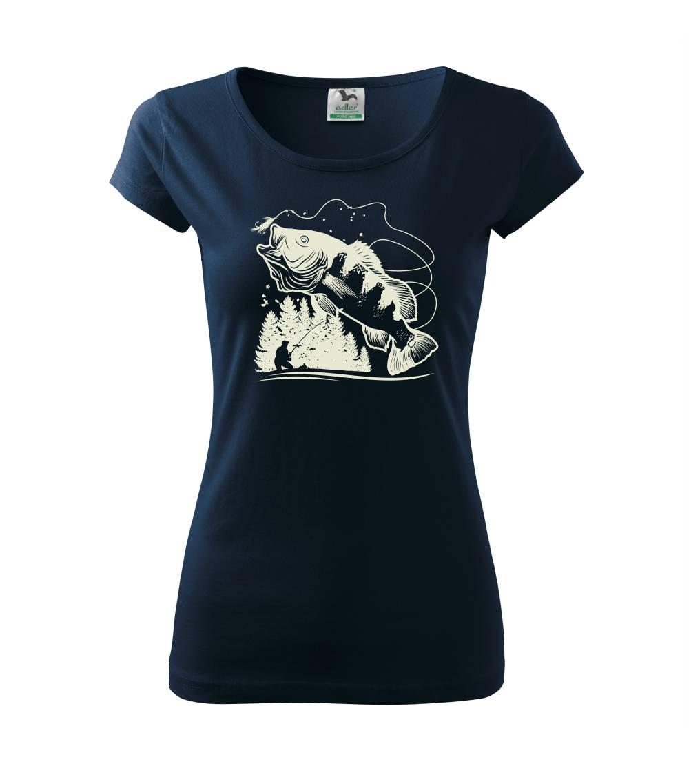 Rybář na břehu rybníka muškaří