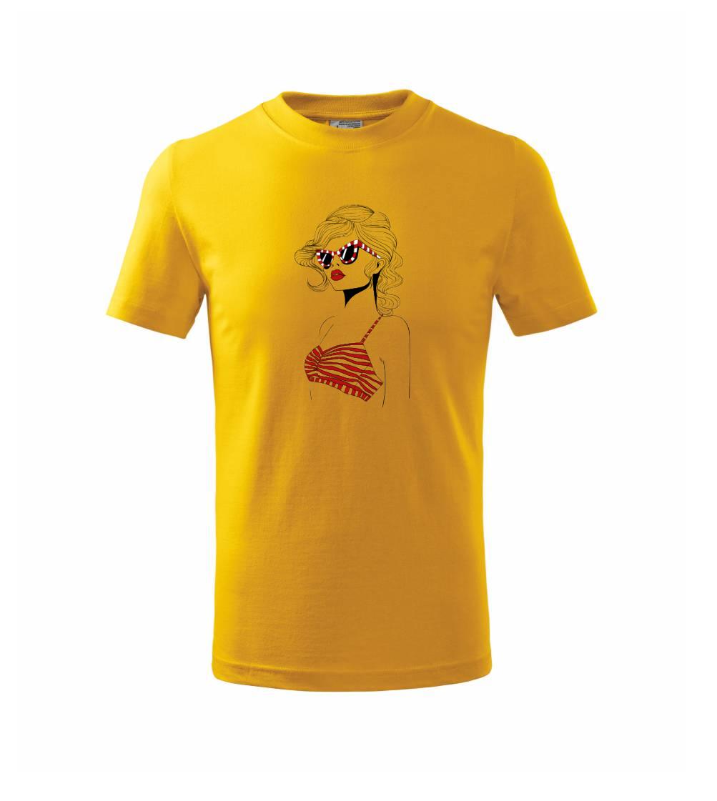 Dívka s červenými plavkami