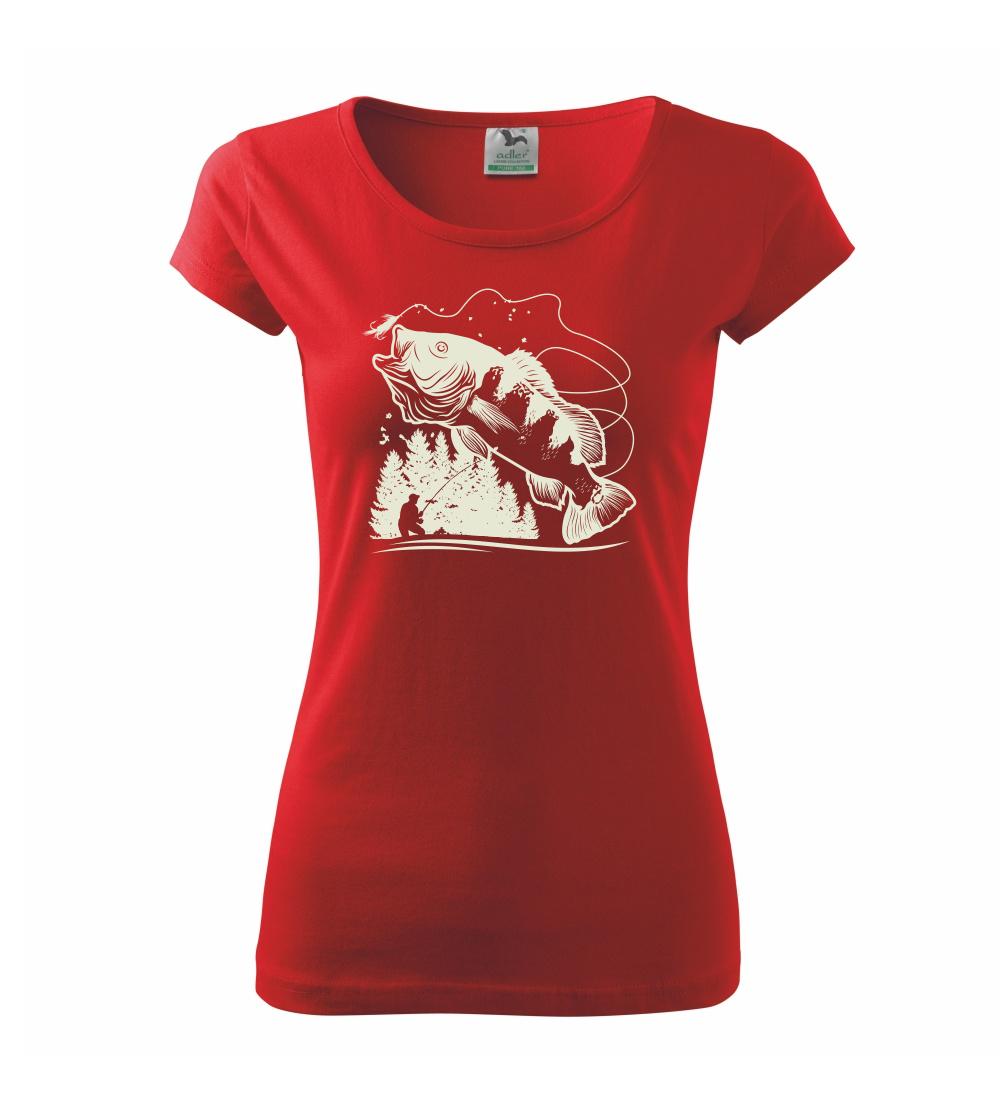 Rybář na břehu rybníka muškaří