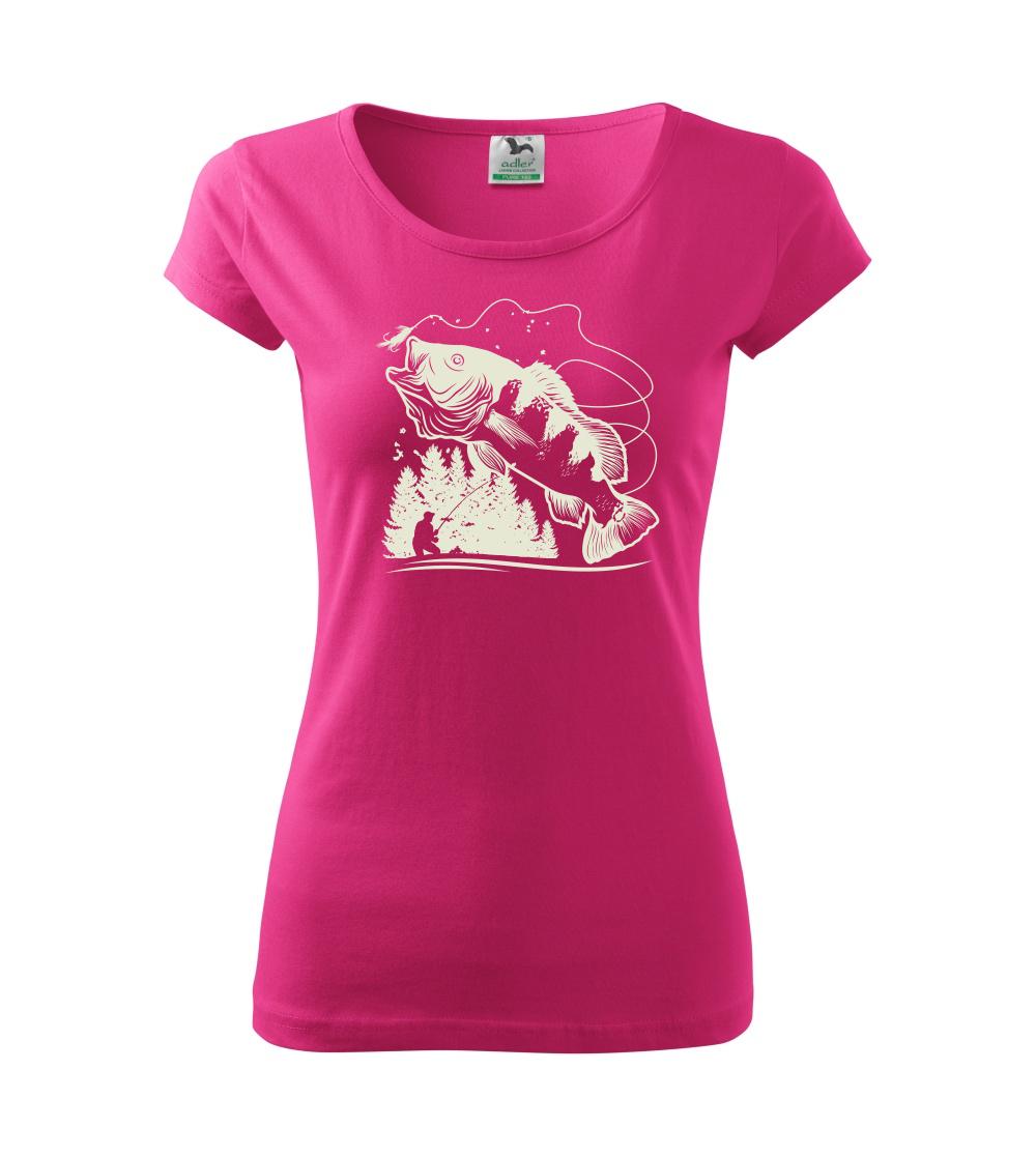 Rybář na břehu rybníka muškaří