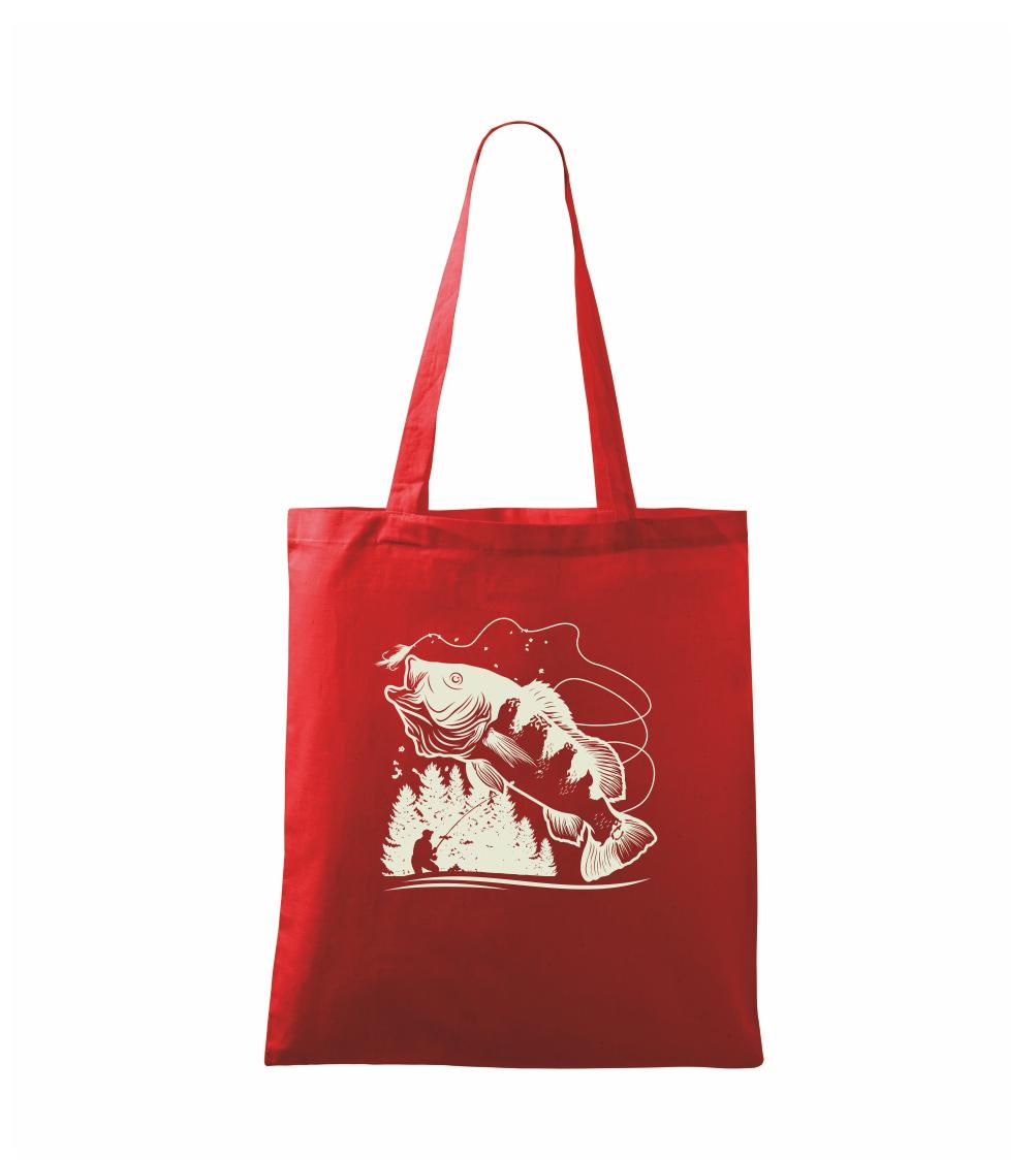 Rybář na břehu rybníka muškaří