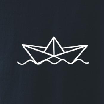 Papírová loďka na vodě