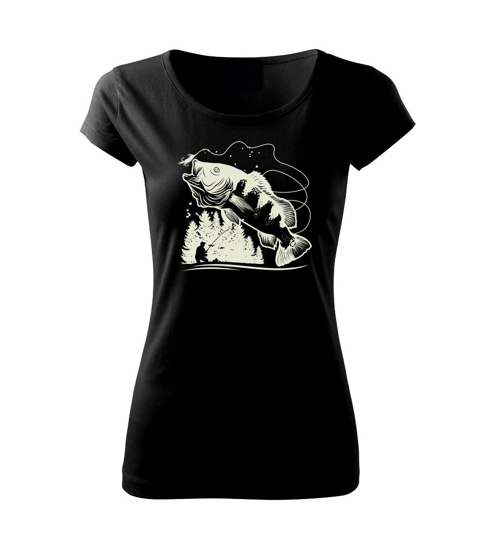 Rybář na břehu rybníka muškaří