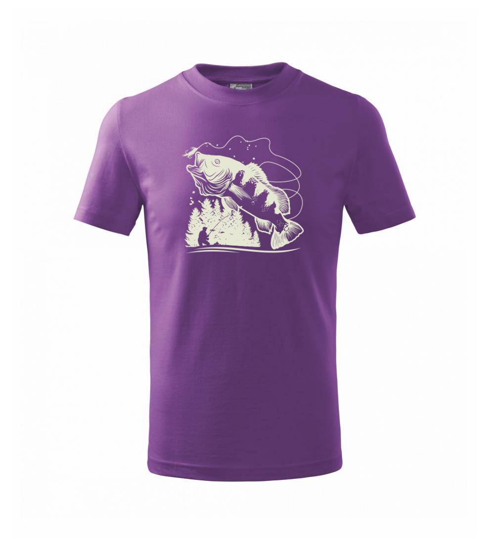 Rybář na břehu rybníka muškaří