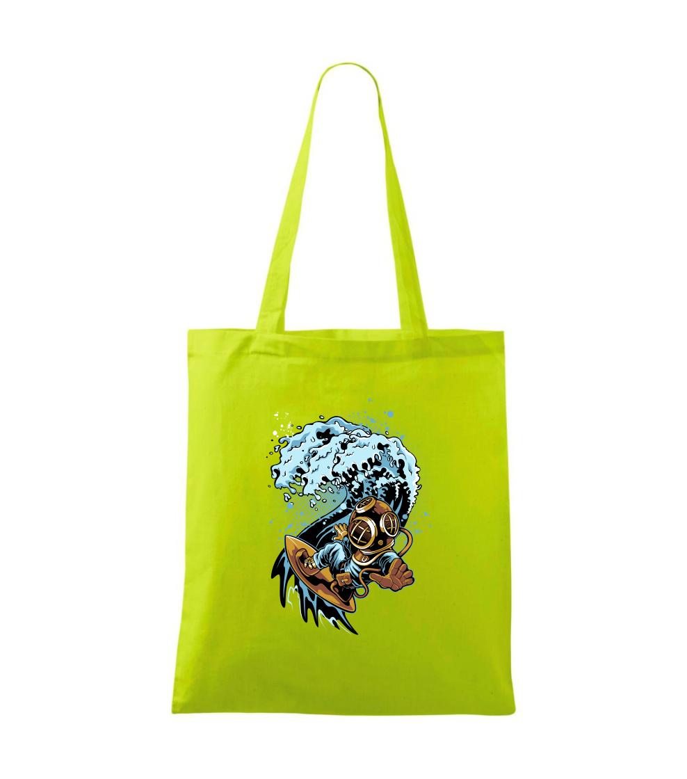 Surfující potápěč