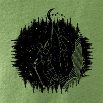 Turista v noční krajině