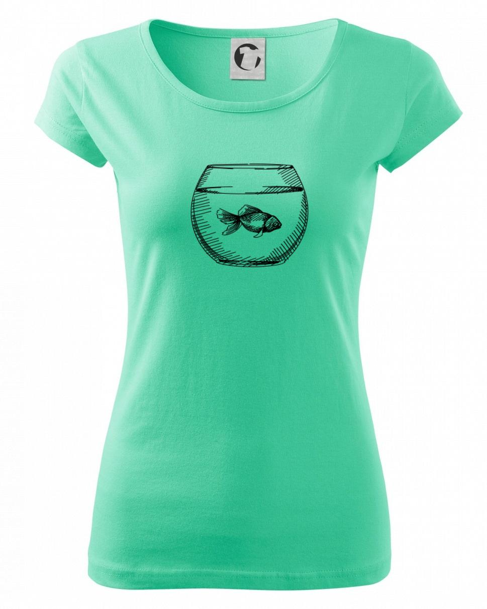 Tužkou kreslená rybička v akváriu