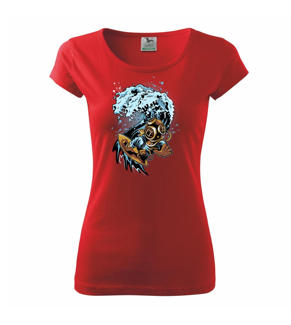 Surfující potápěč