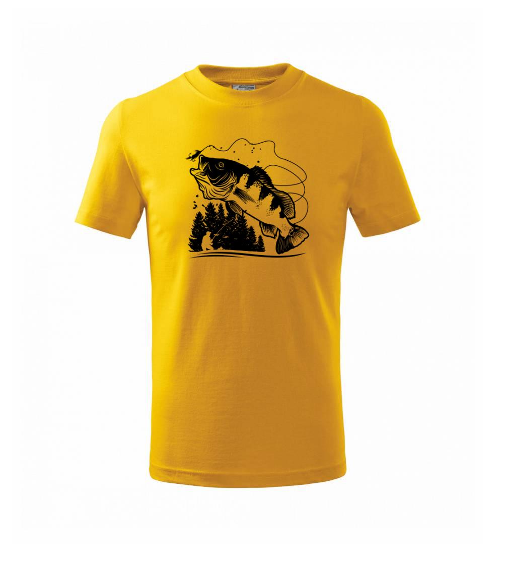 Rybář na břehu rybníka muškaří