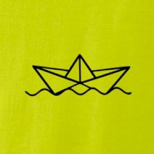 Papírová loďka na vodě