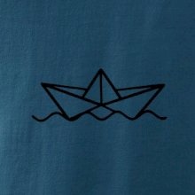 Papírová loďka na vodě