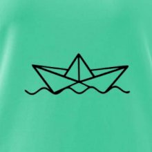 Papírová loďka na vodě