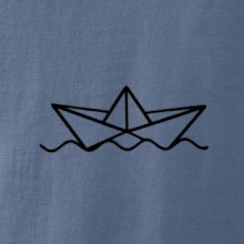 Papírová loďka na vodě