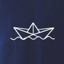 Papírová loďka na vodě