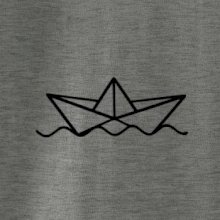 Papírová loďka na vodě