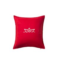 Papírová loďka na vodě