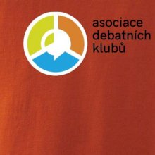 Asociace debatních klubů logo s textem