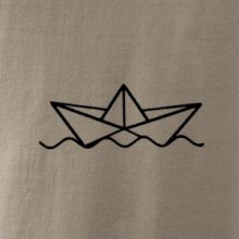 Papírová loďka na vodě