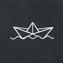 Papírová loďka na vodě