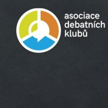 Asociace debatních klubů logo s textem