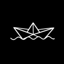 Papírová loďka na vodě