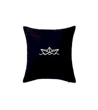 Papírová loďka na vodě