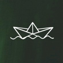 Papírová loďka na vodě