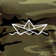 Papírová loďka na vodě