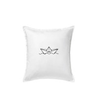 Papírová loďka na vodě