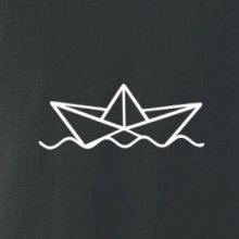 Papírová loďka na vodě