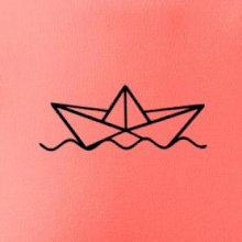 Papírová loďka na vodě