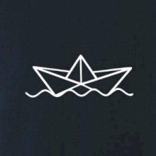 Papírová loďka na vodě