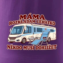 Máma rozkládám lehátko někdo musí dohlížet integrovaný obytňák