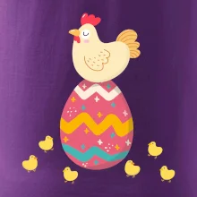Slepice sedící na velikonočním vejci