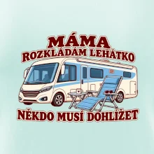 Máma rozkládám lehátko někdo musí dohlížet integrovaný obytňák
