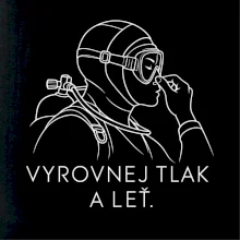 Vyrovnej tlak a leť potápěč v neoprenu držící si nos