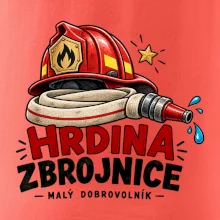 Hrdina s hasičskou přilbou a hadicí