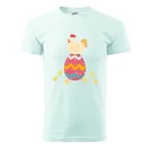 Slepice sedící na velikonočním vejci