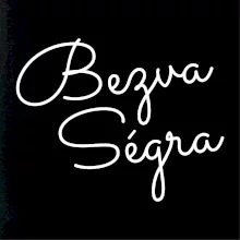 Bezva ségra - nápis na prsou